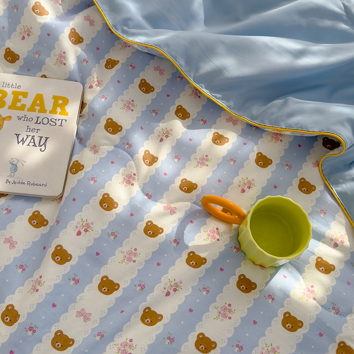 91家纺网 家纺一手货源 找家纺 美派工厂店2025新款水洗邹邹纱夏被 小熊拉钩-蓝