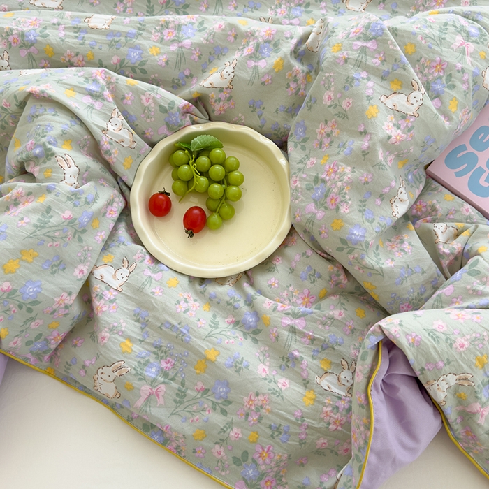 91家纺网 家纺一手货源 找家纺 美派工厂店2025新款水洗邹邹纱夏被 丝带飞飞兔