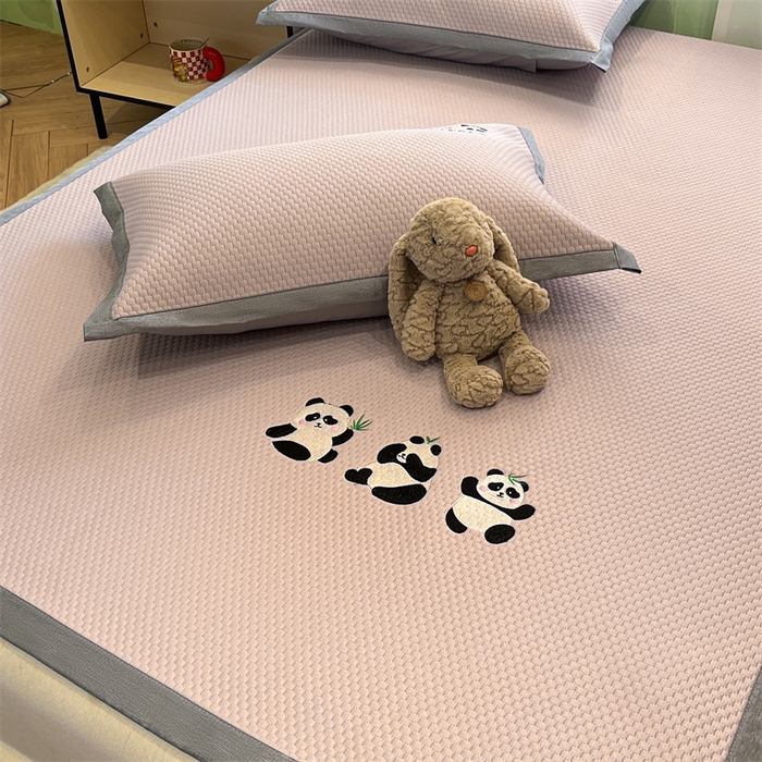 91家纺网 家纺一手货源 找家纺 启程家纺 2025春夏新款冰豆豆凉席刺绣款复合三明治三件套 熊猫-粉