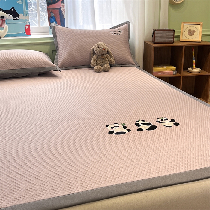 91家纺网 家纺一手货源 找家纺 启程家纺 2025春夏新款冰豆豆凉席刺绣款复合三明治三件套 熊猫-粉