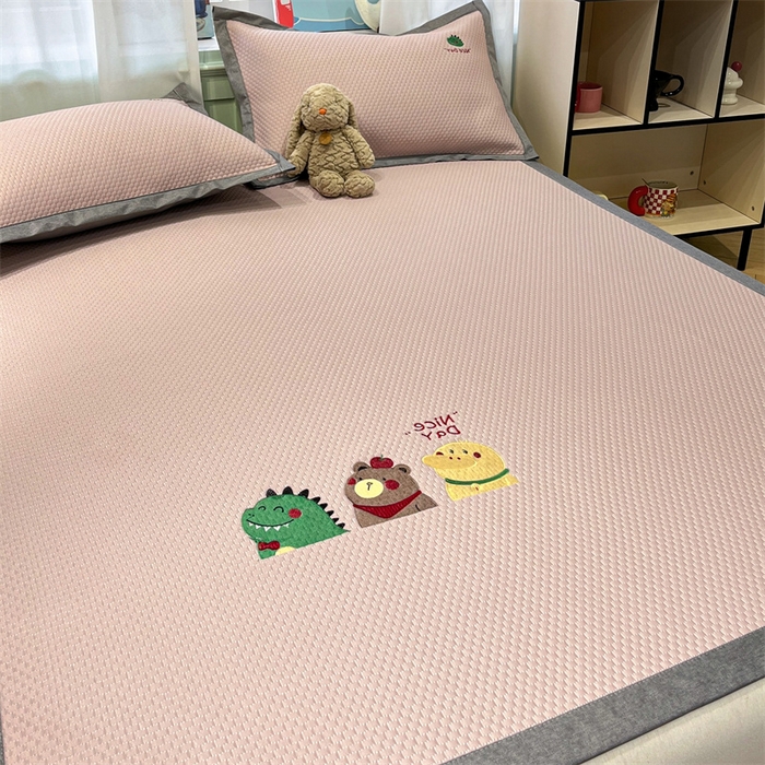 91家纺网 家纺一手货源 找家纺 启程家纺 2025春夏新款冰豆豆凉席刺绣款复合三明治三件套 好伙伴-粉