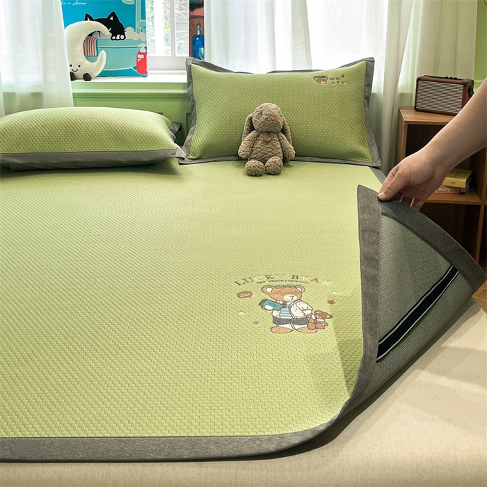 91家纺网 家纺一手货源 找家纺 启程家纺 2025春夏新款冰豆豆凉席刺绣款复合三明治三件套 熊仔宝贝-绿