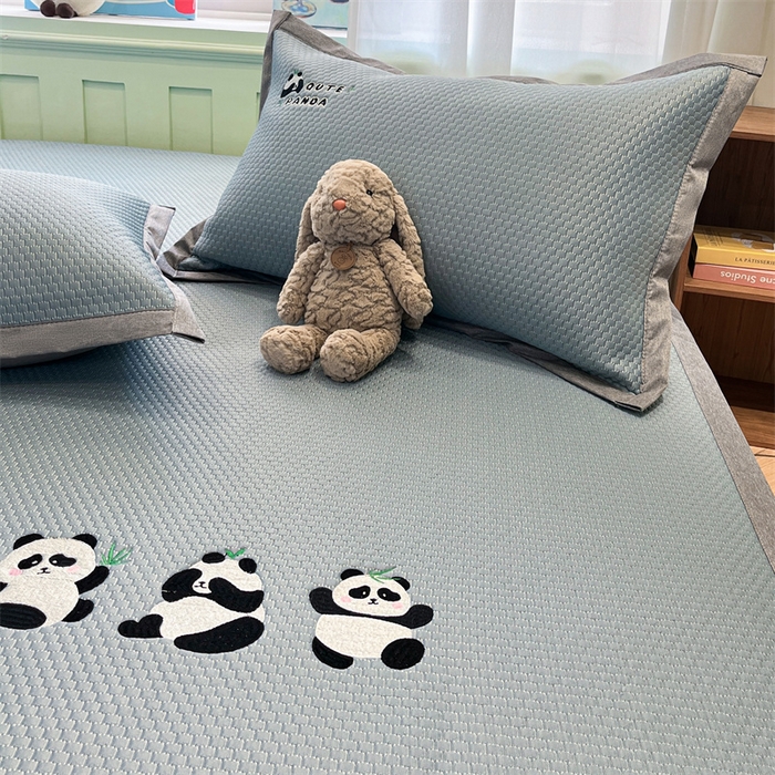 91家纺网 家纺一手货源 找家纺 启程家纺 2025春夏新款冰豆豆凉席刺绣款复合三明治三件套 熊猫-蓝