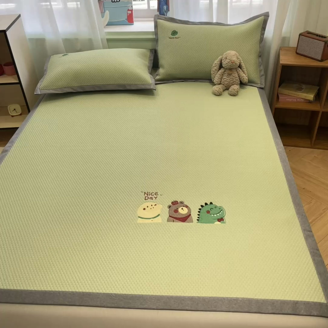 91家纺网 家纺一手货源 找家纺 启程家纺 2025春夏新款冰豆豆凉席刺绣款复合三明治三件套 好伙伴-绿