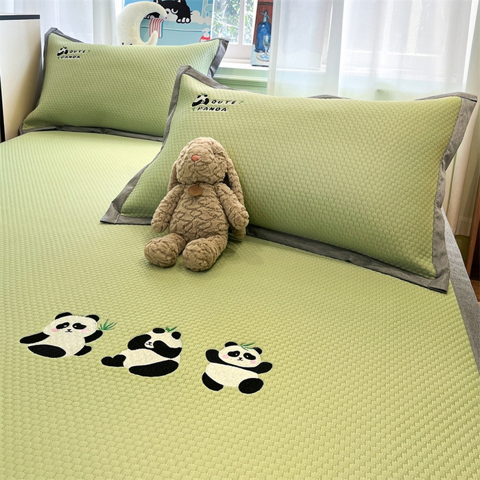 91家纺网 家纺一手货源 找家纺 启程家纺 2025春夏新款冰豆豆凉席刺绣款复合三明治三件套 熊猫-绿