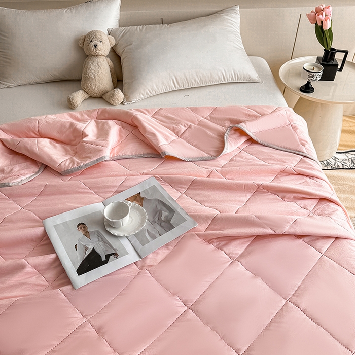 91家纺网 家纺一手货源 找家纺 薇玛仕 2025新款外贸款纯色亲肤磨毛超声波空调被 草莓粉