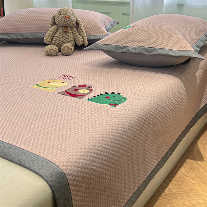 91家纺网 家纺一手货源 找家纺 启程家纺 2025春夏新款冰豆豆凉席刺绣款复合三明治三件套 好伙伴-粉