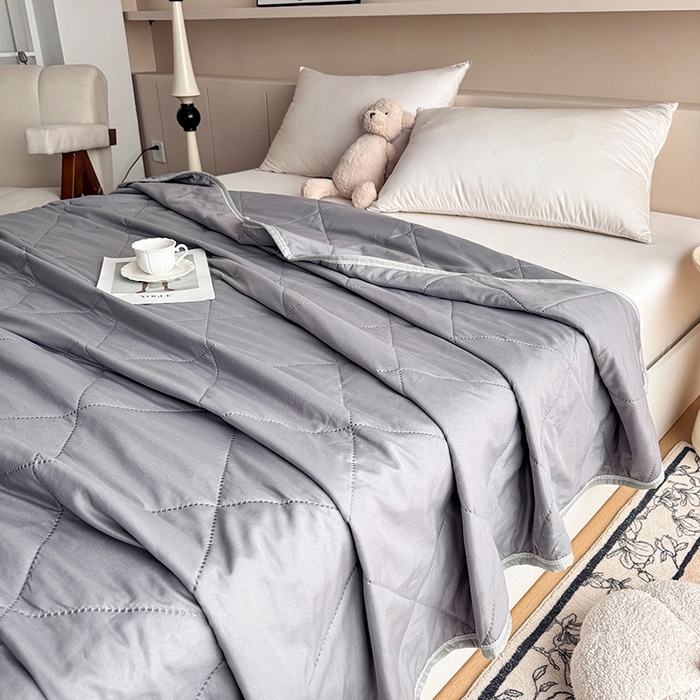 91家纺网 家纺一手货源 找家纺 薇玛仕 2025新款外贸款纯色亲肤磨毛超声波空调被 月光灰