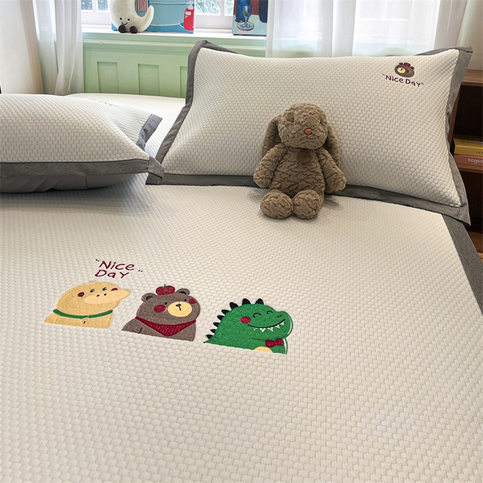 91家纺网 家纺一手货源 找家纺 启程家纺 2025春夏新款冰豆豆凉席刺绣款复合三明治三件套 好伙伴-白