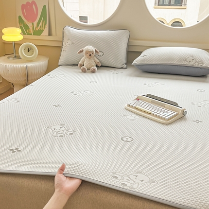 91家纺网 家纺一手货源 找家纺 芙绣 2025新款凉感丝提花学生凉席三件套 别动我小熊