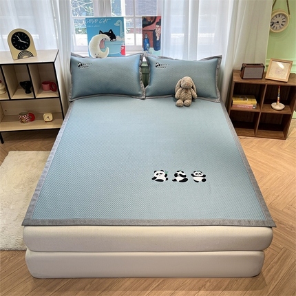 91家纺网 家纺一手货源 找家纺 启程家纺 2025春夏新款冰豆豆凉席刺绣款复合三明治三件套 熊猫-蓝