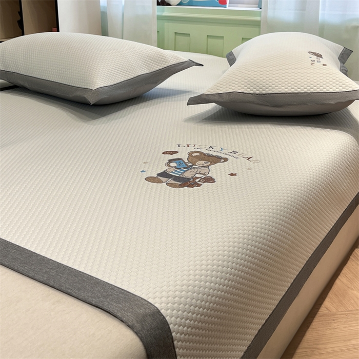 91家纺网 家纺一手货源 找家纺 启程家纺 2025春夏新款冰豆豆凉席刺绣款复合三明治三件套 熊仔宝贝-白