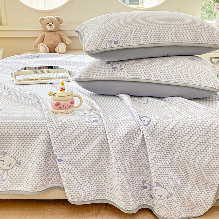 91家纺网 家纺一手货源 找家纺 芙绣 2025新款凉感丝提花学生凉席三件套 熊仔不凶