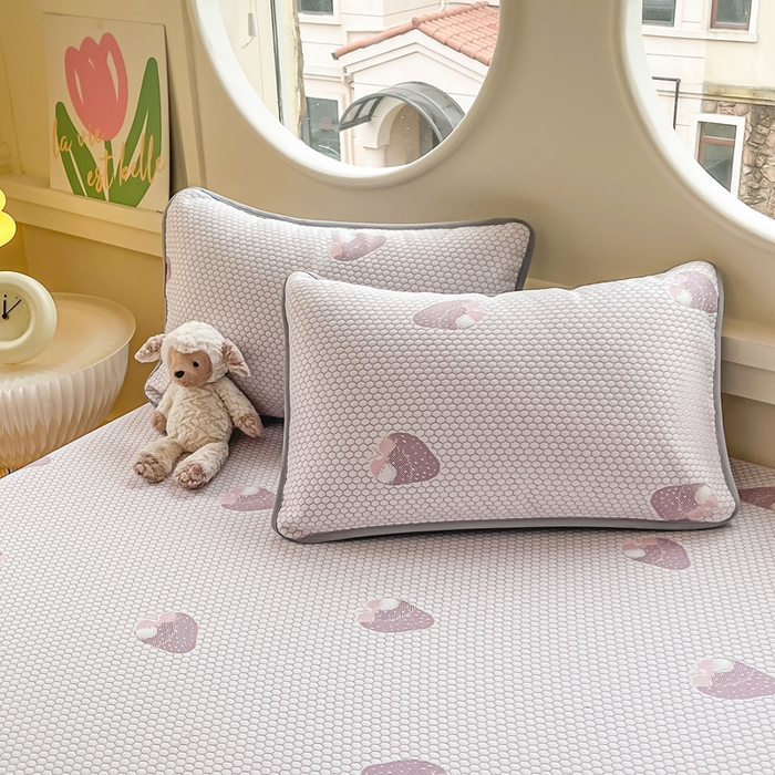 91家纺网 家纺一手货源 找家纺 芙绣 2025新款凉感丝提花学生凉席三件套 莓烦恼