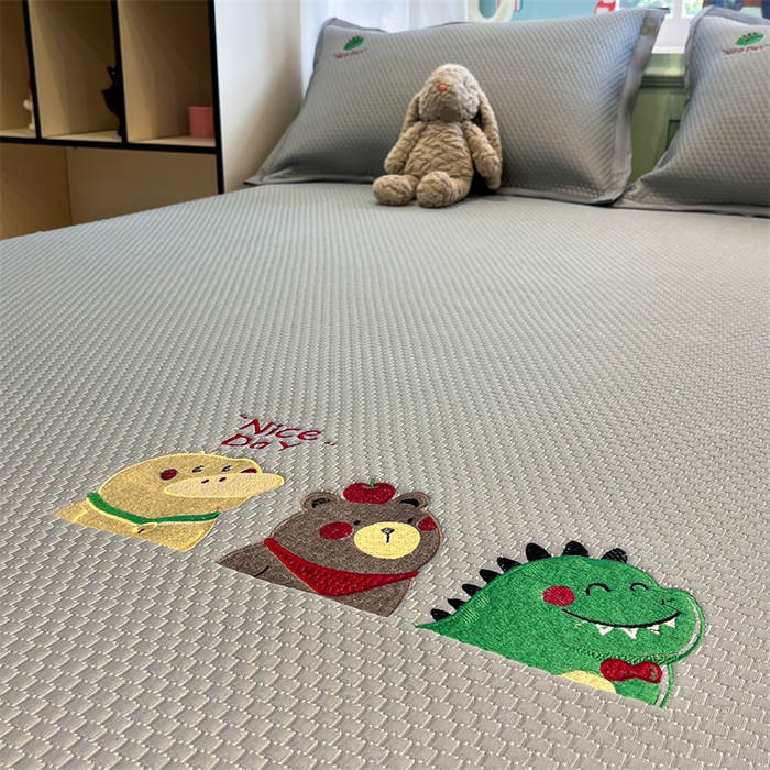 91家纺网 家纺一手货源 找家纺 启程家纺 2025春夏新款冰豆豆凉席刺绣款复合三明治三件套 好伙伴-灰