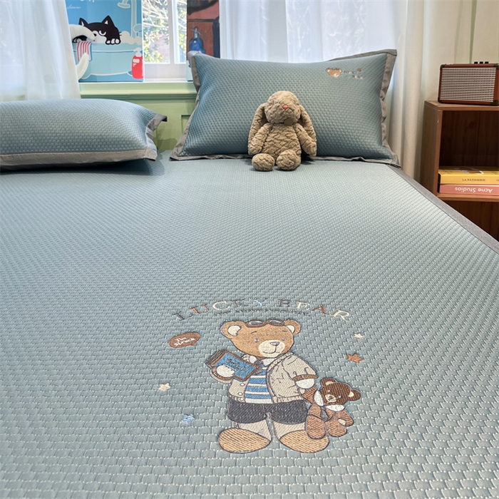 91家纺网 家纺一手货源 找家纺 启程家纺 2025春夏新款冰豆豆凉席刺绣款复合三明治三件套 熊仔宝贝-蓝