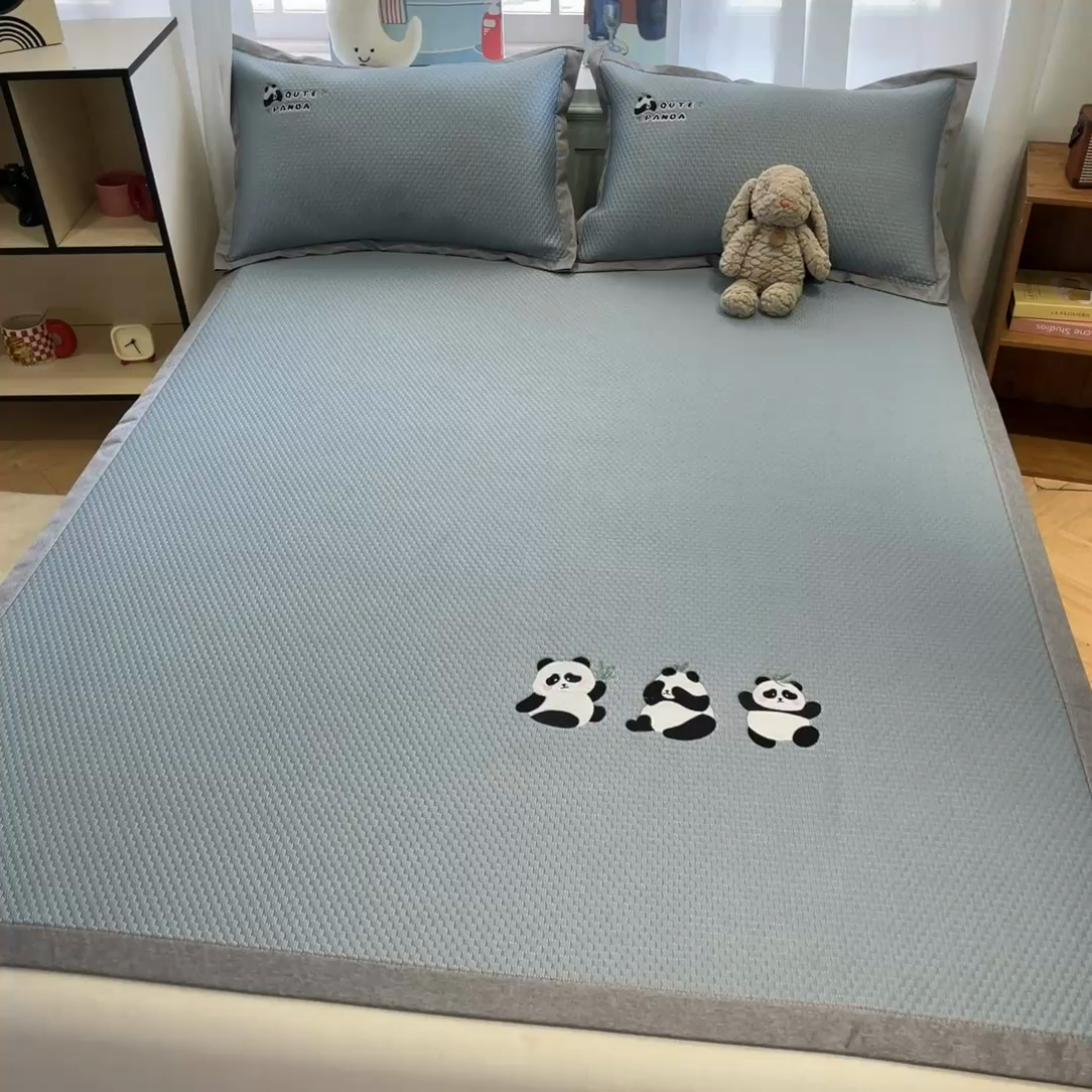 91家纺网 家纺一手货源 找家纺 启程家纺 2025春夏新款冰豆豆凉席刺绣款复合三明治三件套 熊猫-蓝