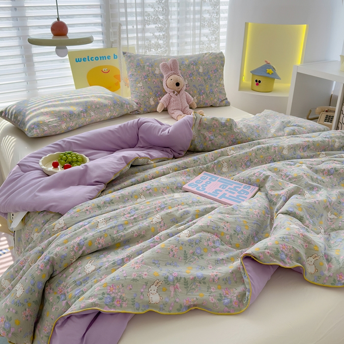 91家纺网 家纺一手货源 找家纺 美派工厂店2025新款水洗邹邹纱夏被 丝带飞飞兔