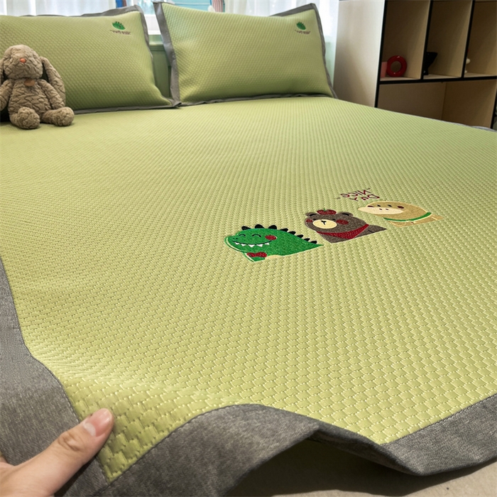 91家纺网 家纺一手货源 找家纺 启程家纺 2025春夏新款冰豆豆凉席刺绣款复合三明治三件套 好伙伴-绿