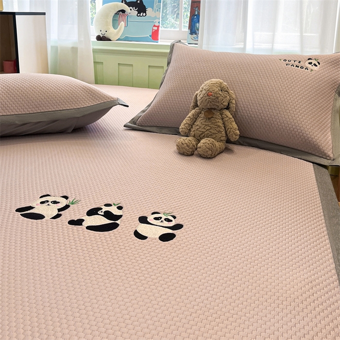 91家纺网 家纺一手货源 找家纺 启程家纺 2025春夏新款冰豆豆凉席刺绣款复合三明治三件套 熊猫-粉