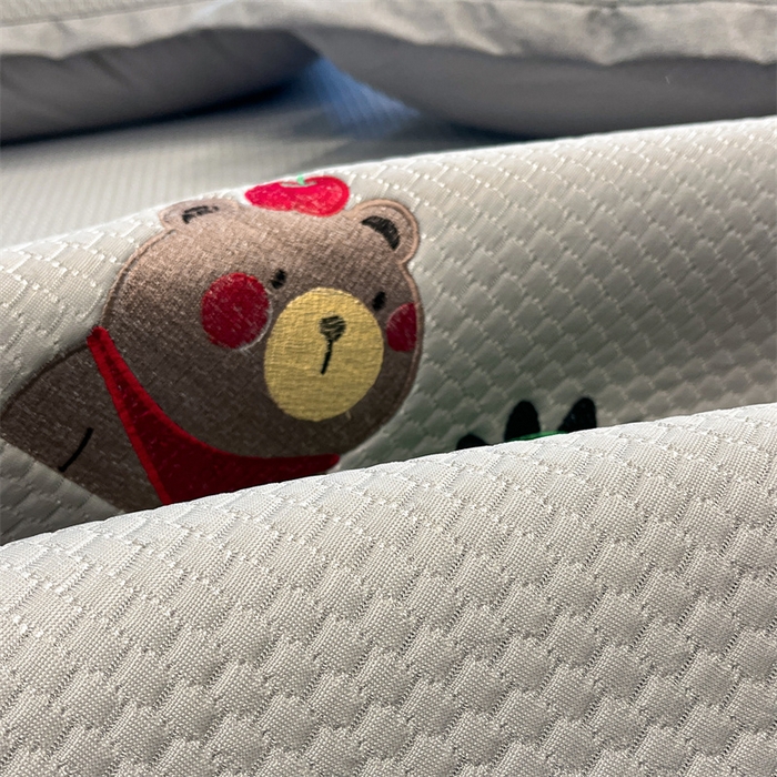 91家纺网 家纺一手货源 找家纺 启程家纺 2025春夏新款冰豆豆凉席刺绣款复合三明治三件套 好伙伴-灰