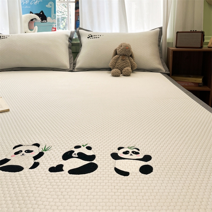 91家纺网 家纺一手货源 找家纺 启程家纺 2025春夏新款冰豆豆凉席刺绣款复合三明治三件套 熊猫-白