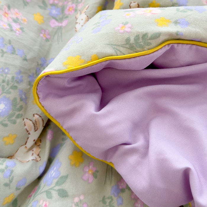 91家纺网 家纺一手货源 找家纺 美派工厂店2025新款水洗邹邹纱夏被 丝带飞飞兔