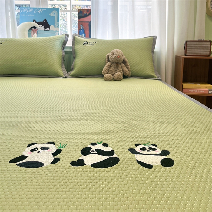 91家纺网 家纺一手货源 找家纺 启程家纺 2025春夏新款冰豆豆凉席刺绣款复合三明治三件套 熊猫-绿