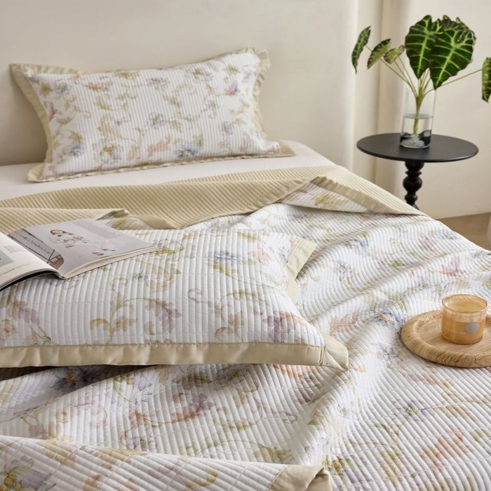 91家纺网 家纺一手货源 找家纺 黛舒家居2025新款天丝水洗印花夏被床盖三件套 樱岛春漫