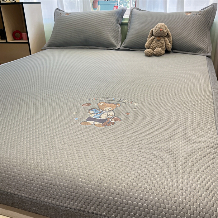 91家纺网 家纺一手货源 找家纺 启程家纺 2025春夏新款冰豆豆凉席刺绣款复合三明治三件套 熊仔宝贝-灰