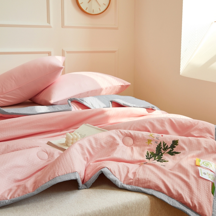 91家纺网 家纺一手货源 找家纺 欧雅搁家纺 2025新款纯色艾草驱蚊夏凉被 少女粉