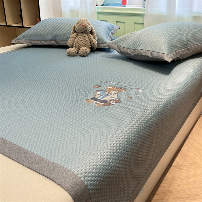 91家纺网 家纺一手货源 找家纺 启程家纺 2025春夏新款冰豆豆凉席刺绣款复合三明治三件套 熊仔宝贝-蓝