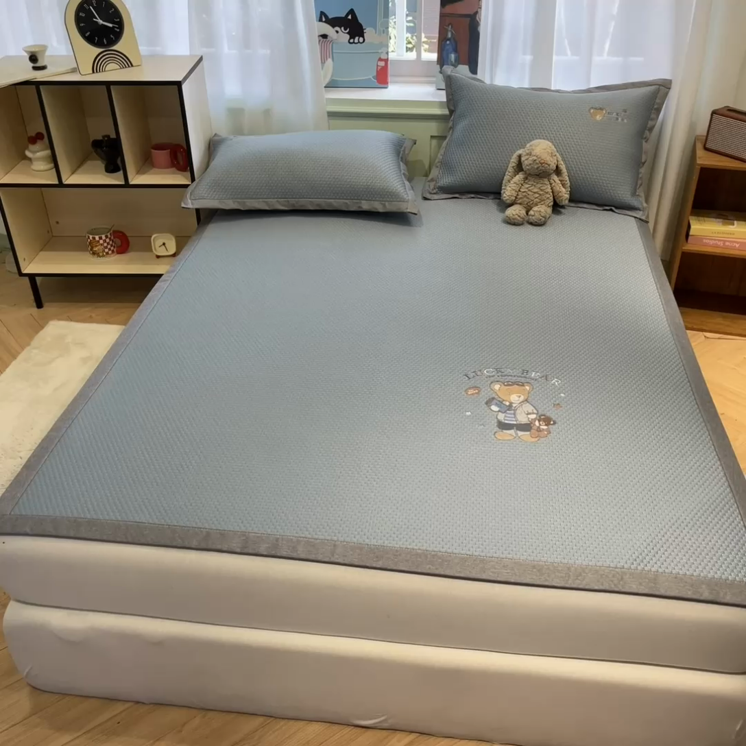 91家纺网 家纺一手货源 找家纺 启程家纺 2025春夏新款冰豆豆凉席刺绣款复合三明治三件套 熊仔宝贝-蓝