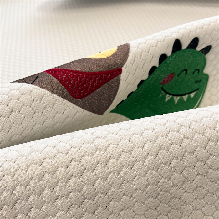 91家纺网 家纺一手货源 找家纺 启程家纺 2025春夏新款冰豆豆凉席刺绣款复合三明治三件套 好伙伴-白