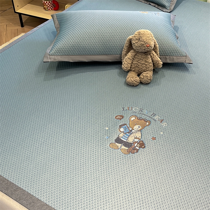 91家纺网 家纺一手货源 找家纺 启程家纺 2025春夏新款冰豆豆凉席刺绣款复合三明治三件套 熊仔宝贝-蓝