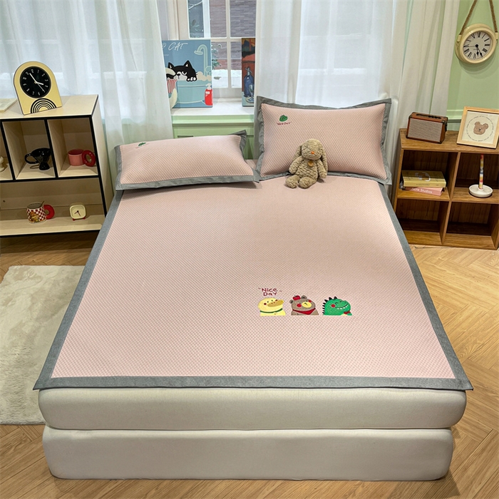 91家纺网 家纺一手货源 找家纺 启程家纺 2025春夏新款冰豆豆凉席刺绣款复合三明治三件套 好伙伴-粉