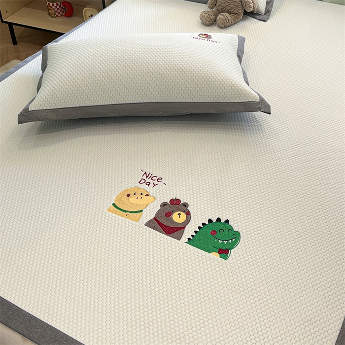 91家纺网 家纺一手货源 找家纺 启程家纺 2025春夏新款冰豆豆凉席刺绣款复合三明治三件套 好伙伴-白