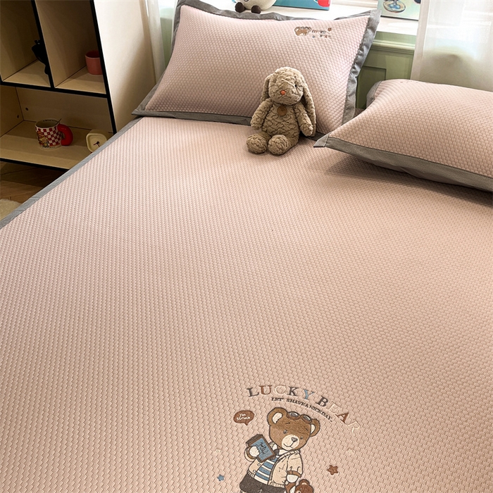 91家纺网 家纺一手货源 找家纺 启程家纺 2025春夏新款冰豆豆凉席刺绣款复合三明治三件套 熊仔宝贝-粉