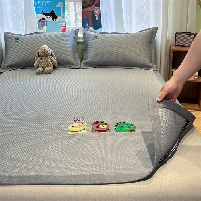 91家纺网 家纺一手货源 找家纺 启程家纺 2025春夏新款冰豆豆凉席刺绣款复合三明治三件套 好伙伴-灰