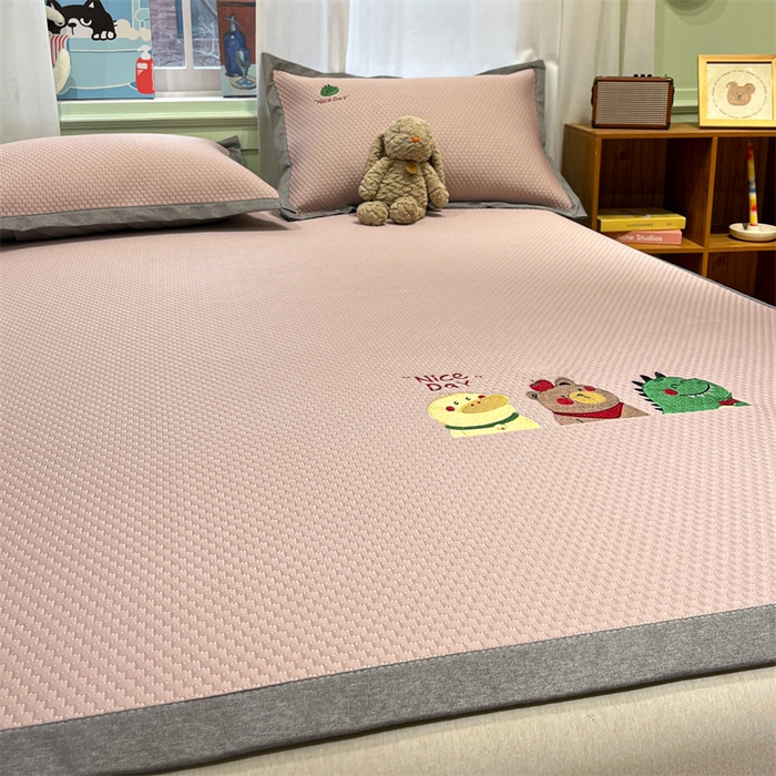 91家纺网 家纺一手货源 找家纺 启程家纺 2025春夏新款冰豆豆凉席刺绣款复合三明治三件套 好伙伴-粉