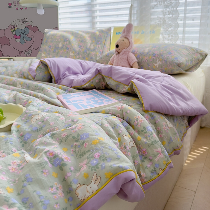 91家纺网 家纺一手货源 找家纺 美派工厂店2025新款水洗邹邹纱夏被 丝带飞飞兔