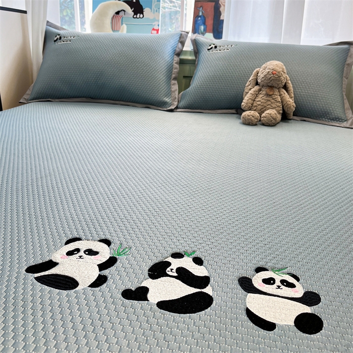 91家纺网 家纺一手货源 找家纺 启程家纺 2025春夏新款冰豆豆凉席刺绣款复合三明治三件套 熊猫-蓝