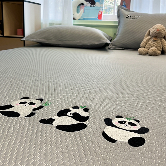 91家纺网 家纺一手货源 找家纺 启程家纺 2025春夏新款冰豆豆凉席刺绣款复合三明治三件套 熊猫-灰