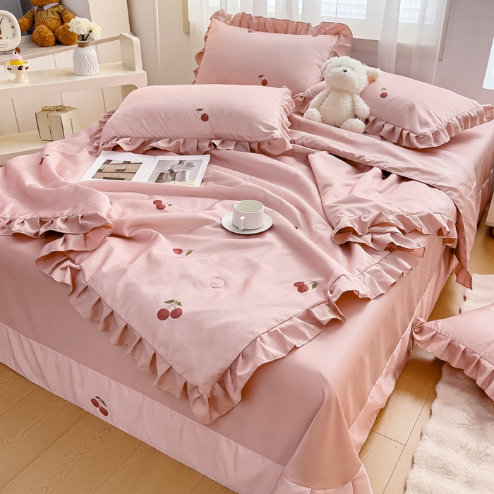 91家纺网 家纺一手货源 找家纺 找底底家纺 2025新款60S水洗天丝夏被夏凉被空调被床裙四件套 小樱桃