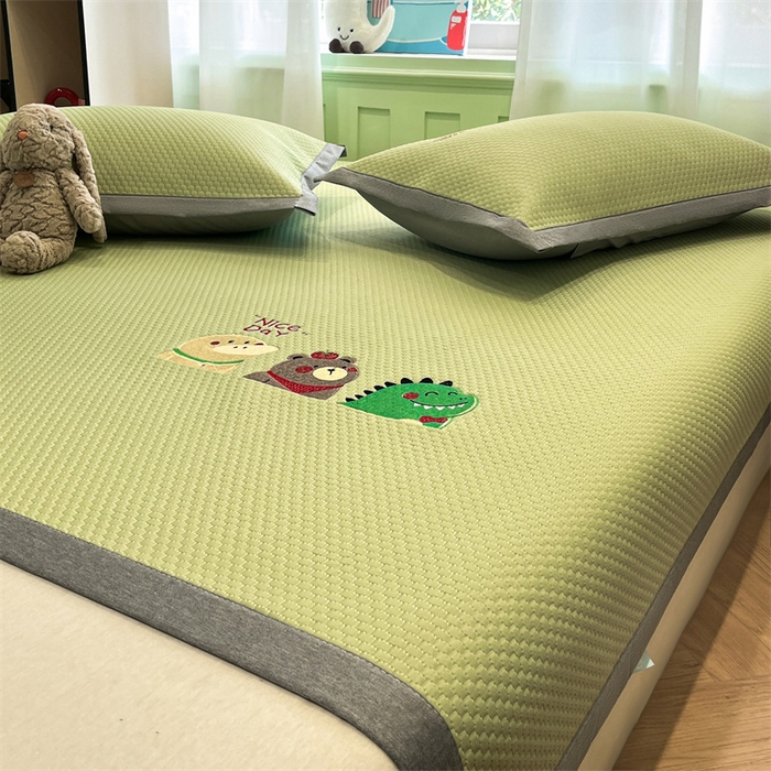 91家纺网 家纺一手货源 找家纺 启程家纺 2025春夏新款冰豆豆凉席刺绣款复合三明治三件套 好伙伴-绿