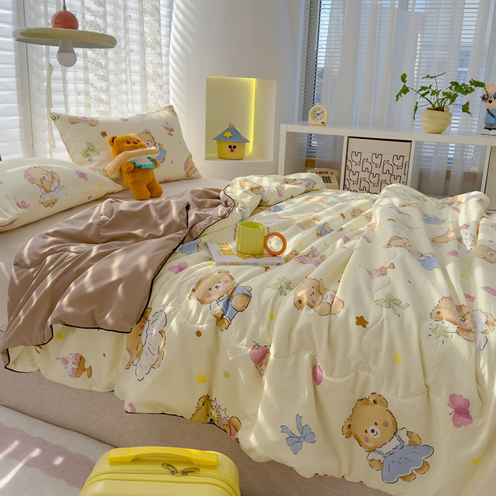 91家纺网 家纺一手货源 找家纺 美派工厂店2025新款水洗邹邹纱夏被 草莓粉熊