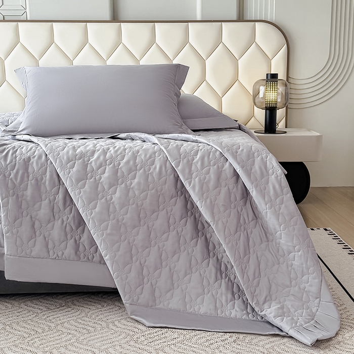 91家纺网 家纺一手货源 找家纺 金喜 2025新款高端100支全棉蚕丝床盖豆邦纤维蚕丝床盖三件套-蝶恋花系列 蝶恋花-灰紫