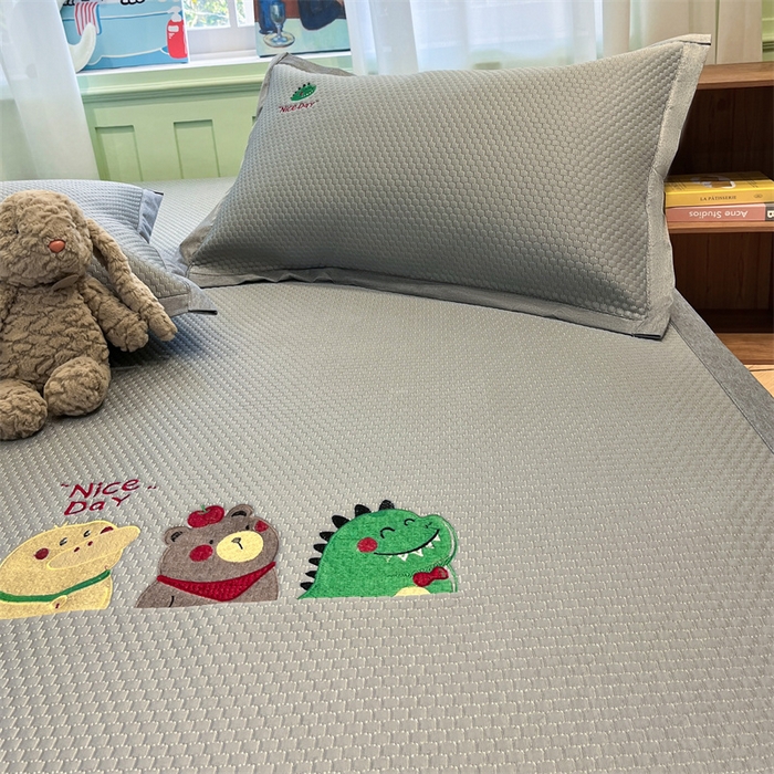 91家纺网 家纺一手货源 找家纺 启程家纺 2025春夏新款冰豆豆凉席刺绣款复合三明治三件套 好伙伴-灰