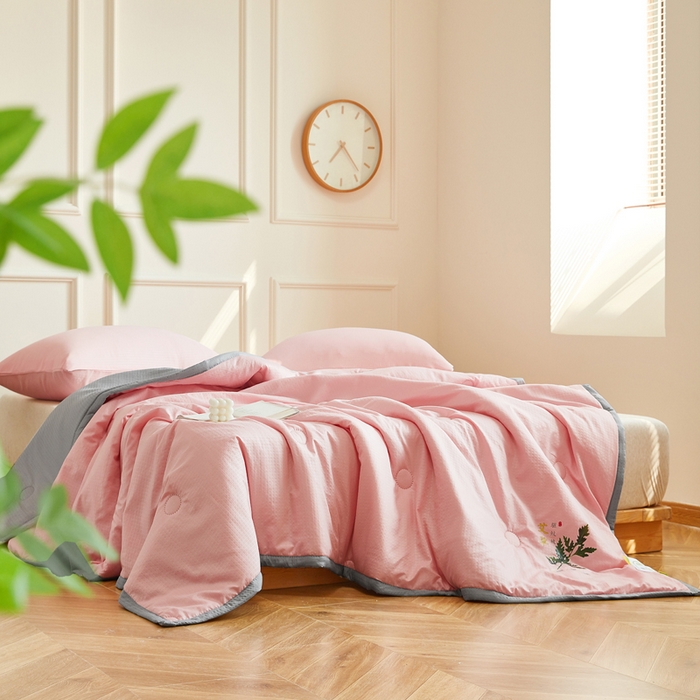 91家纺网 家纺一手货源 找家纺 欧雅搁家纺 2025新款纯色艾草驱蚊夏凉被 少女粉