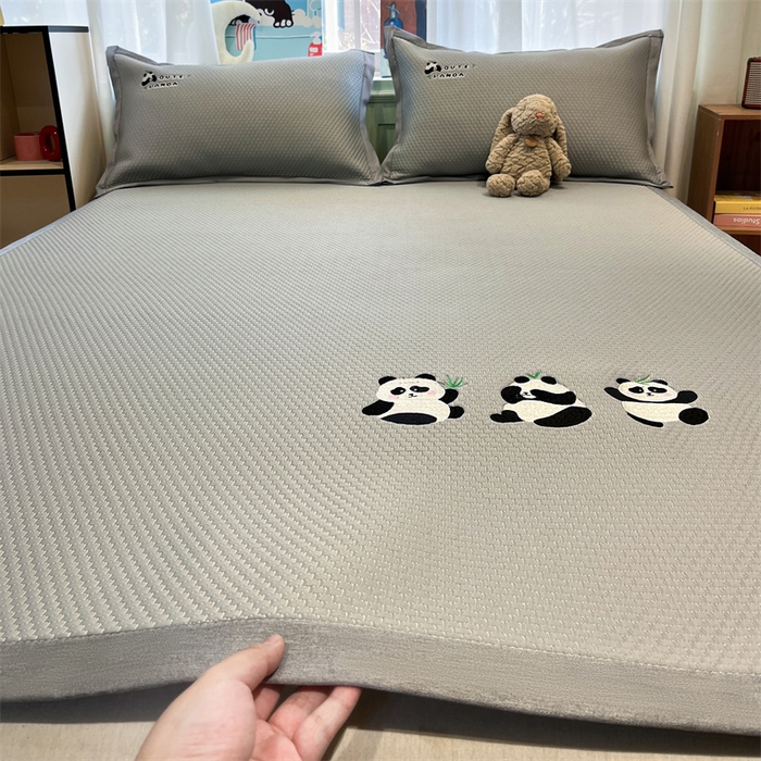 91家纺网 家纺一手货源 找家纺 启程家纺 2025春夏新款冰豆豆凉席刺绣款复合三明治三件套 熊猫-灰